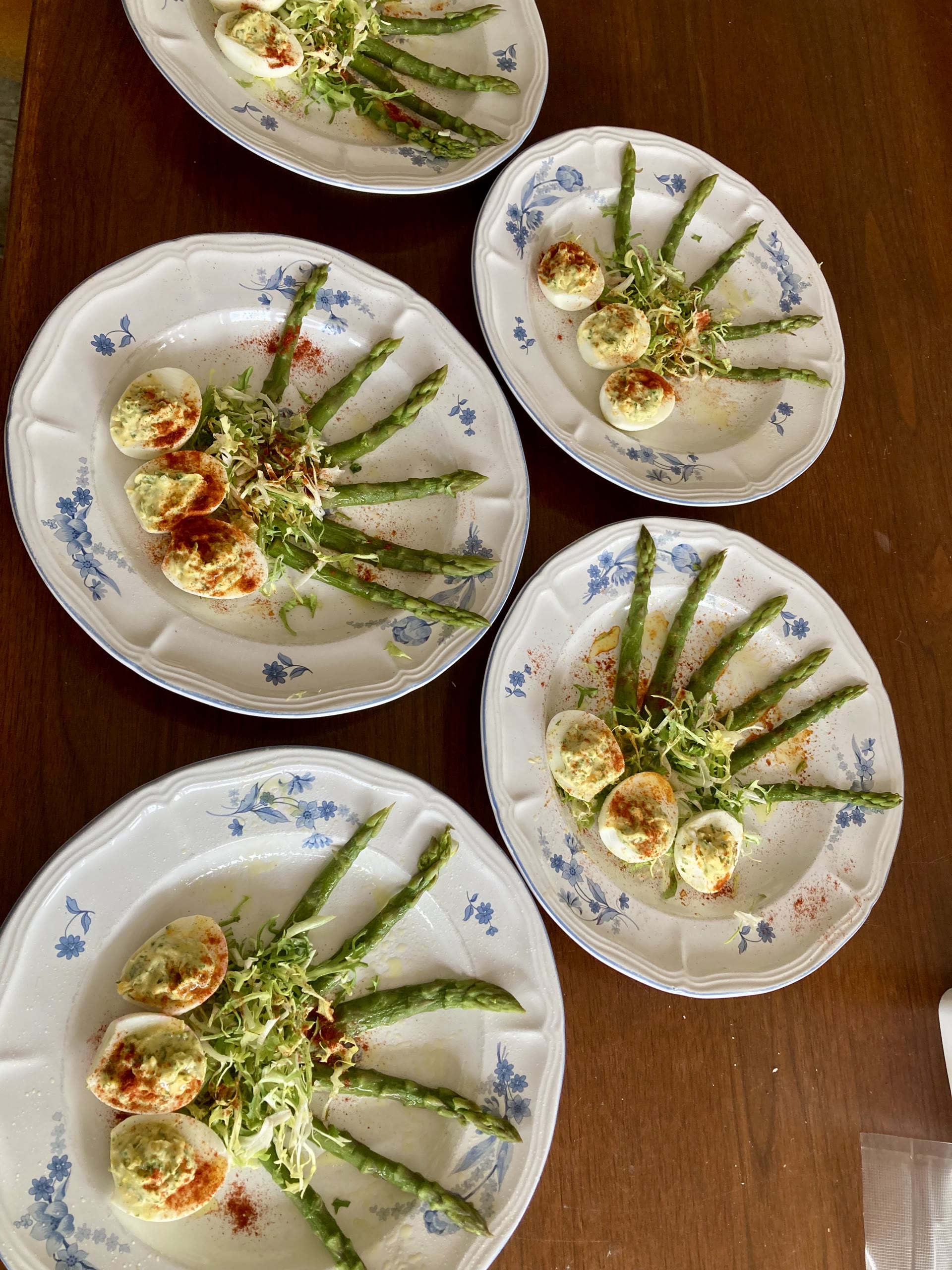 Uova mimosa con asparagi